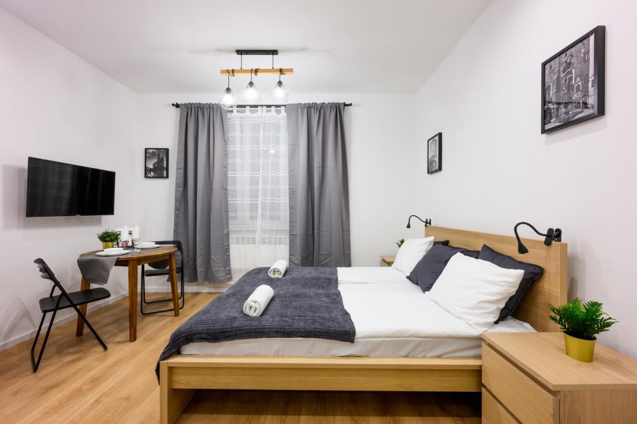 Cracow Rent Apartments - Spacious Apartments For 2-7 People In Quiet Area - Kolberga Street Nr 3 - 10 Min To Main Square By Foot Cracóvia Exterior foto